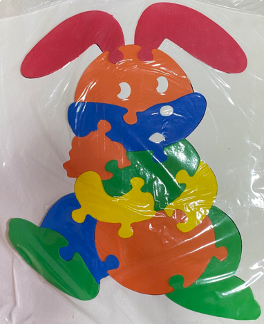 <p>61. RABBIT SHAPED RUBBER JIGSAW PUZZLE</p>