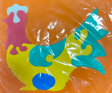 <p>62. CHICKEN SHAPED RUBBER JIGSAW PUZZLE</p>