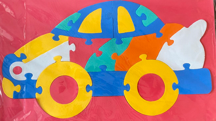 <p>63. CAR SHAPED RUBBER JIGSAW PUZZLE</p>