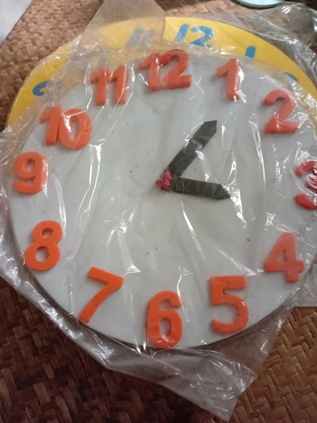 <p>72. CLOCK SHAPED RUBBER JIGSAW PUZZLE</p>